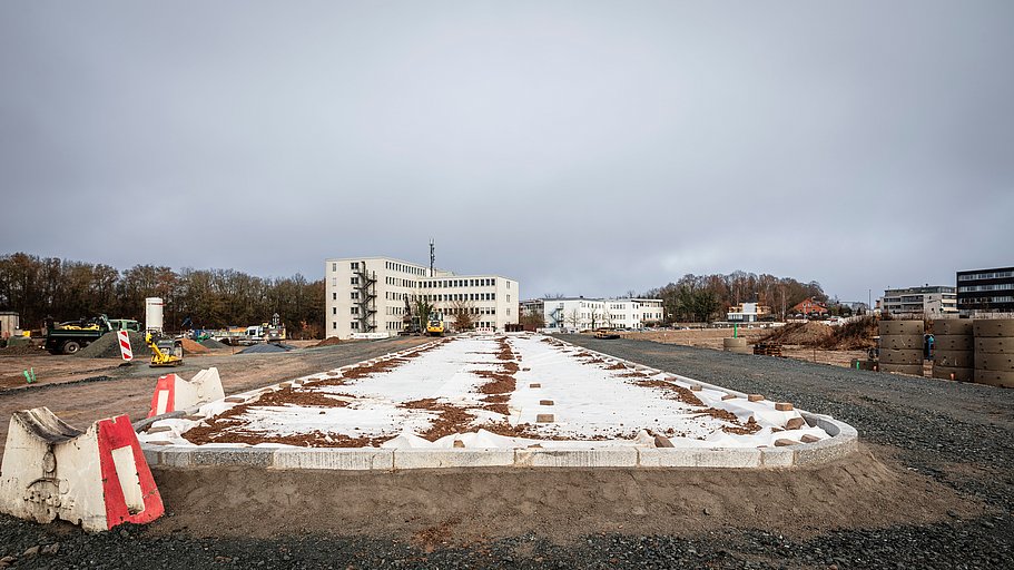 Grundstück mit Bodenplatte für Neubauimmobilien im Projekt joseph – Projektstart Baustellenareal mit vorbereiteter Bodenplatte für das Neubauprojekt joseph