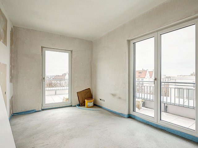 Innenausbau einer Wohnung mit Baustelleneimer Innenausbau einer Wohnung mit Baustelleneimer, mit Blick auf den Balkon.