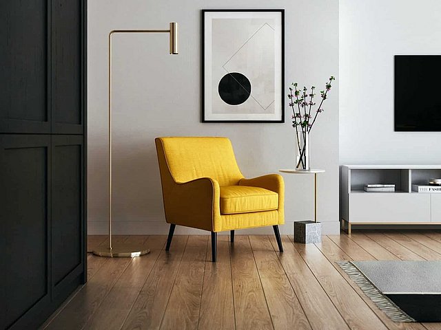 Modernes Wohnzimmer mit einem gelben Stuhl. Modernes Wohnzimmer mit einem gelben Armlehnsessel, mit moderner Messing Stehleuchte, einem Beistelltisch mit Blumen. Daneben ein Flachbild-Fernseher an der Wand mit offenem Sideboard.